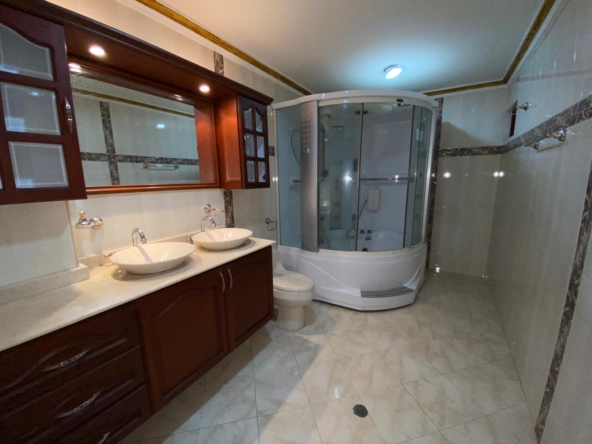 Espacios amplios, acabados de lujo y ubicación estratégica sobre vía principal. ¡Una oportunidad única a $1.200 millones!