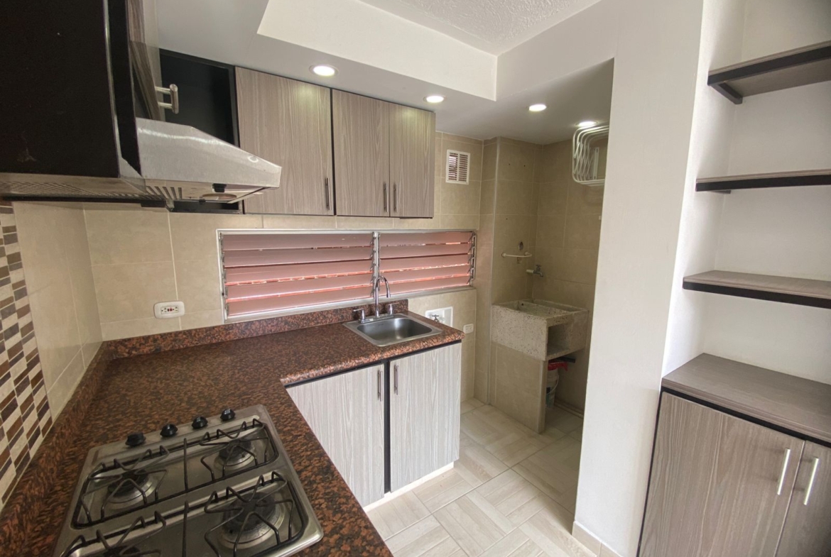 La cocina que siempre soñaste, lista para estrenar. Disfruta preparando tus comidas favoritas en un espacio moderno, funcional y lleno de estilo, pensado para inspirar momentos especiales. Este apartamento en Colinas de Menga combina comodidad, ubicación estratégica y acabados que marcan la diferencia.