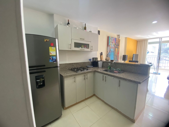 Muchos dicen que quieren tranquilidad, pero pocos se atreven a vivirla. Este apartamento en el Oeste de Cali, dentro del Conjunto Verde Aguacatal del Edén, no es para cualquiera… es para quien valora el silencio, la luz natural y la sensación de estar en un refugio verde sin renunciar a la ciudad. Con 67 m² de diseño inteligente, cuenta con una sala-comedor amplia y luminosa, cocina integral moderna, zona de oficios independiente, 2 baños completos y 3 habitaciones con clósets que invitan al descanso. Además, tendrás parqueadero propio, ventilación cruzada y una vista rodeada de naturaleza que simplemente no tiene precio. El conjunto ofrece senderos naturales, zonas verdes exuberantes, ambiente residencial seguro y una administración ejemplar que mantiene cada espacio impecable. Todo esto, en un sector de alta valorización, con fácil acceso a vías principales y transporte público.