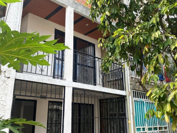 Imagina tus domingos con aroma a café recién hecho, tus hijos jugando en la sala mientras tú descansas en la terraza escuchando música suave. La brisa entra por el balcón, y el sol se filtra entre las cortinas de una casa que no solo compraste, sino construiste con esfuerzo y sueños. Esta propiedad no es un gasto, es una inversión emocional y patrimonial para tu familia. Una casa que te da independencia, estabilidad y la tranquilidad de saber que cada pago tiene sentido. 🟢 Porque aquí tu familia no solo vive... florece. 🔑 “No es una casa, es tu punto de partida. El lugar donde invitas a los tuyos, celebras tus logros y sientes orgullo al cerrar la puerta sabiendo que es tuya.”