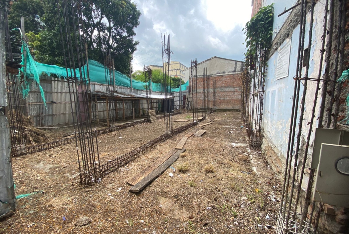 VENDO LOTE ESQUINERO – SAN FERNANDO, CALI 💰 Valor de venta: $600.000.000 COP 💭 ¿Buscas un lote cualquiera… o uno capaz de convertir tu proyecto en un antes y un después? Porque si lo que quieres es “algo barato para salir del paso”, este lote NO es para ti. Este es para quienes entienden que las esquinas estratégicas de Cali no se repiten, y que San Fernando sigue siendo una de las zonas de mayor tradición, tránsito, visibilidad, turismo deportivo y proyección comercial del sur de la ciudad. Aquí no compras un terreno. Compras una ubicación imposible de replicar.