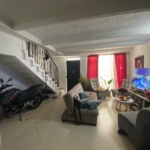 LA CASA QUE NO DEBERÍA SEGUIR SIN VENDERSE Porque, seamos sinceros: 144 m², 3 pisos, balcón, terraza techada, 4 habitaciones, zona residencial consolidada… y todo esto por $250.000.000 COP. No, no estás soñando. Aunque –si sigues dudando– puede que otra persona sí esté soñando con comprártela antes de que acabe el año. Pero tranqui, no pasa nada si la dejas ir. A veces la vida es así. 😌
