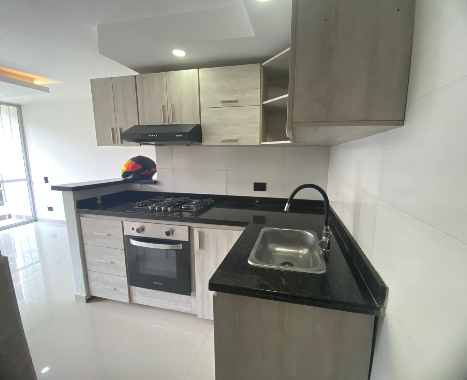 🏢 Área: 60 m² 🛏️ Habitaciones: 3 🚿 Baños: 2 🚗 Parqueadero: Comunal 🏢 Piso: 1 (Torre 3 – Apto 101) 🛗 Ascensor: Sí (1) 🌇 Vista: ExterIOR