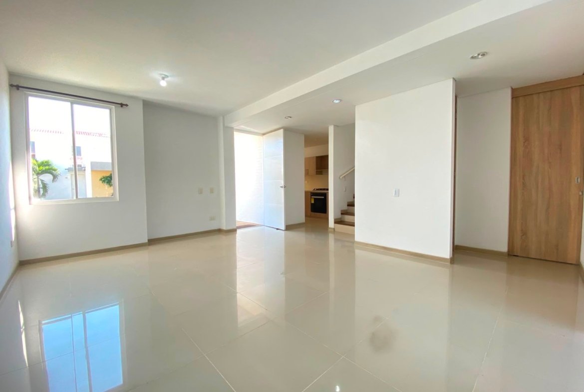 💎 ¿POR QUÉ ESTA CASA? Porque reúne en una sola propiedad características que normalmente obligan a hacer concesiones: 4 habitaciones + 4 baños + habitación principal en primer piso + jardín + 2 balcones + cocina remodelada + garaje cubierto + conjunto cerrado. Y además cuenta con un jardín posterior que te permite imaginar un espacio adicional diseñado a tu manera. Aquí no estás comprando únicamente 145 m² construidos. Estás adquiriendo una vivienda familiar con espacios para vivir, descansar, recibir, compartir y proyectar nuevas experiencias. 📲 AGENDA UNA VISITA PRIVADA Las fotografías pueden mostrar los espacios, pero recorrer la casa permite entender realmente su distribución, proporciones y posibilidades. Si estás buscando una propiedad en Hacienda El Castillo y cuentas con el presupuesto para dar el siguiente paso, te invitamos a conocerla personalmente. 🏡 $600.000.000 151 m² de lote | 145 m² construidos | 4 habitaciones | 4 baños | 2 niveles Agenda tu visita con FK Home Grupo Inmobiliario. Facilitando sueños inmobiliarios con profesionalismo.