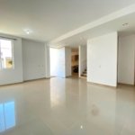 💎 ¿POR QUÉ ESTA CASA? Porque reúne en una sola propiedad características que normalmente obligan a hacer concesiones: 4 habitaciones + 4 baños + habitación principal en primer piso + jardín + 2 balcones + cocina remodelada + garaje cubierto + conjunto cerrado. Y además cuenta con un jardín posterior que te permite imaginar un espacio adicional diseñado a tu manera. Aquí no estás comprando únicamente 145 m² construidos. Estás adquiriendo una vivienda familiar con espacios para vivir, descansar, recibir, compartir y proyectar nuevas experiencias. 📲 AGENDA UNA VISITA PRIVADA Las fotografías pueden mostrar los espacios, pero recorrer la casa permite entender realmente su distribución, proporciones y posibilidades. Si estás buscando una propiedad en Hacienda El Castillo y cuentas con el presupuesto para dar el siguiente paso, te invitamos a conocerla personalmente. 🏡 $600.000.000 151 m² de lote | 145 m² construidos | 4 habitaciones | 4 baños | 2 niveles Agenda tu visita con FK Home Grupo Inmobiliario. Facilitando sueños inmobiliarios con profesionalismo.