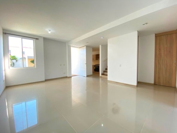 💎 ¿POR QUÉ ESTA CASA? Porque reúne en una sola propiedad características que normalmente obligan a hacer concesiones: 4 habitaciones + 4 baños + habitación principal en primer piso + jardín + 2 balcones + cocina remodelada + garaje cubierto + conjunto cerrado. Y además cuenta con un jardín posterior que te permite imaginar un espacio adicional diseñado a tu manera. Aquí no estás comprando únicamente 145 m² construidos. Estás adquiriendo una vivienda familiar con espacios para vivir, descansar, recibir, compartir y proyectar nuevas experiencias. 📲 AGENDA UNA VISITA PRIVADA Las fotografías pueden mostrar los espacios, pero recorrer la casa permite entender realmente su distribución, proporciones y posibilidades. Si estás buscando una propiedad en Hacienda El Castillo y cuentas con el presupuesto para dar el siguiente paso, te invitamos a conocerla personalmente. 🏡 $600.000.000 151 m² de lote | 145 m² construidos | 4 habitaciones | 4 baños | 2 niveles Agenda tu visita con FK Home Grupo Inmobiliario. Facilitando sueños inmobiliarios con profesionalismo.