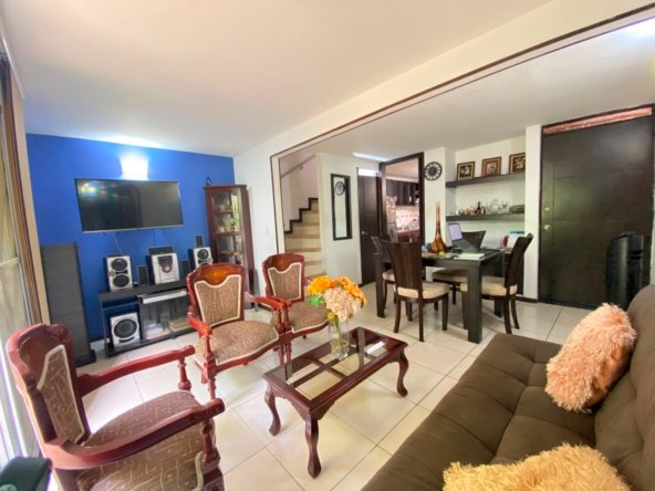 CASA EN VENTA EN RESERVAS DEL LILI – CALI Una casa de 3 pisos, con parqueadero privado y potencial de ampliación en uno de los sectores residenciales más consolidados del sur de Cali 💰 $387.000.000 | Estrato 5 | 3 pisos | 3 habitaciones | 3 baños | Parqueadero privado #52